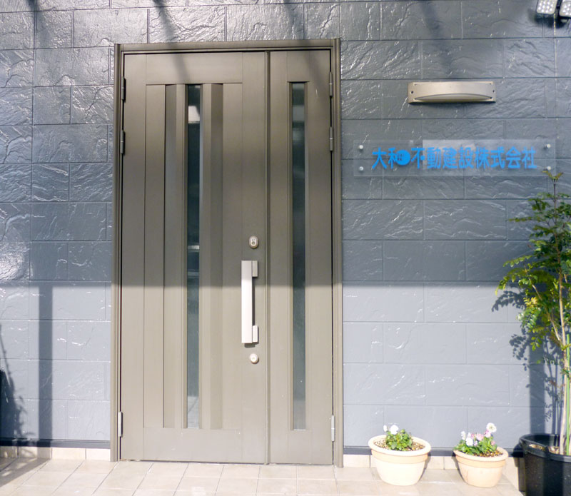 会社事務所入り口